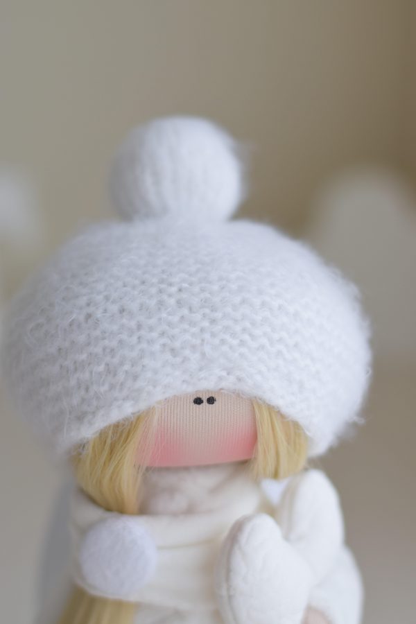 Lėlytė su balta kepure